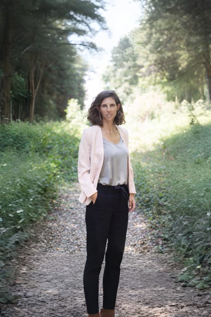 Maître Néau, avocate — portrait professionnel en extérieur